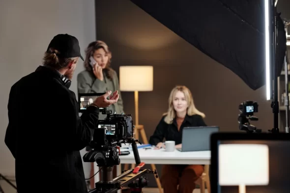 tournage deux femmes blanche à coté d un bureau photo creative club mtl